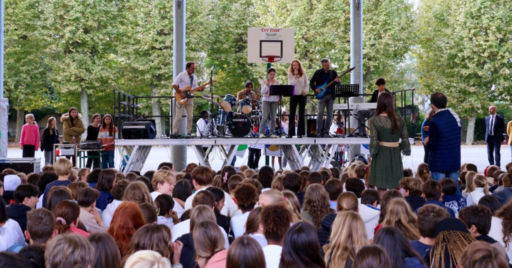 Scène avec le groupe de musique