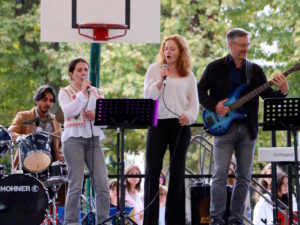 Groupe de musique qui jouent pendant la célébration de rentrée