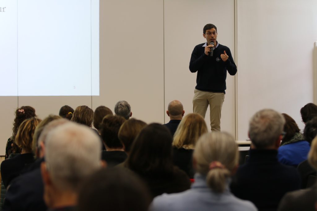 Benoit de Maintenant, sj, pendant la conférence