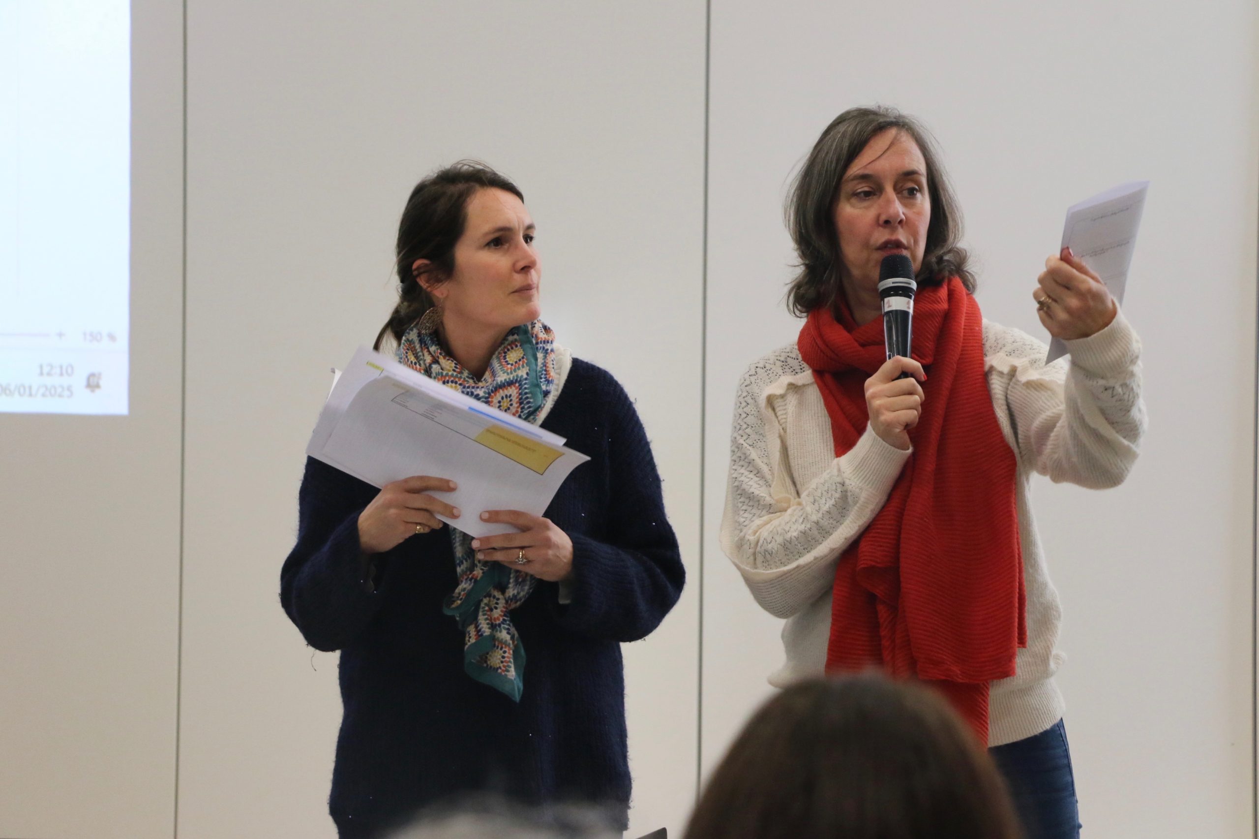 Mme Schontz et Mme Marsan qui expliquent les ateliers de l'après midi durant la journée pédagogique