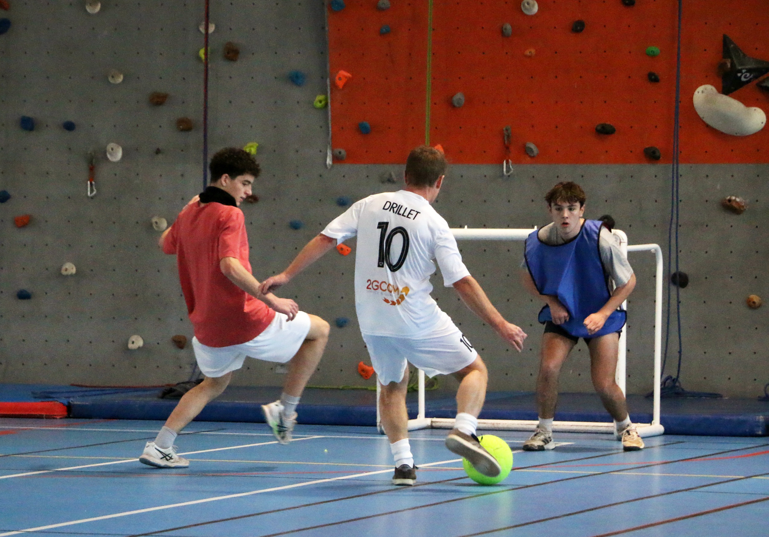 M. Drillet et deux élèves qui jouent au foot