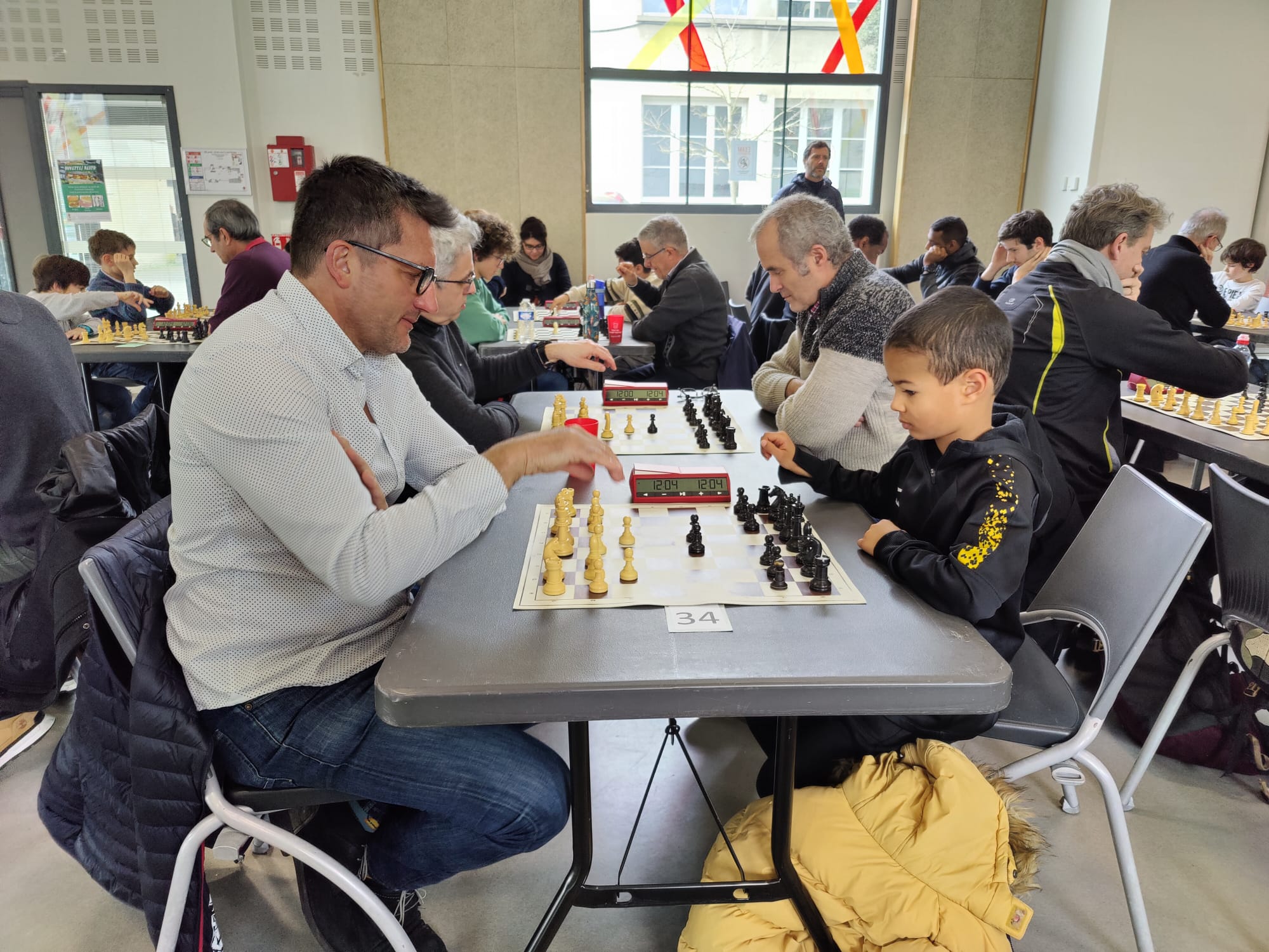 Un professeur et un enfant qui jouent aux échecs